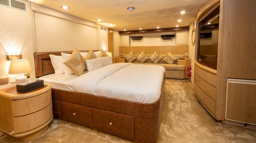 167704919111-yacht-master-bedroom