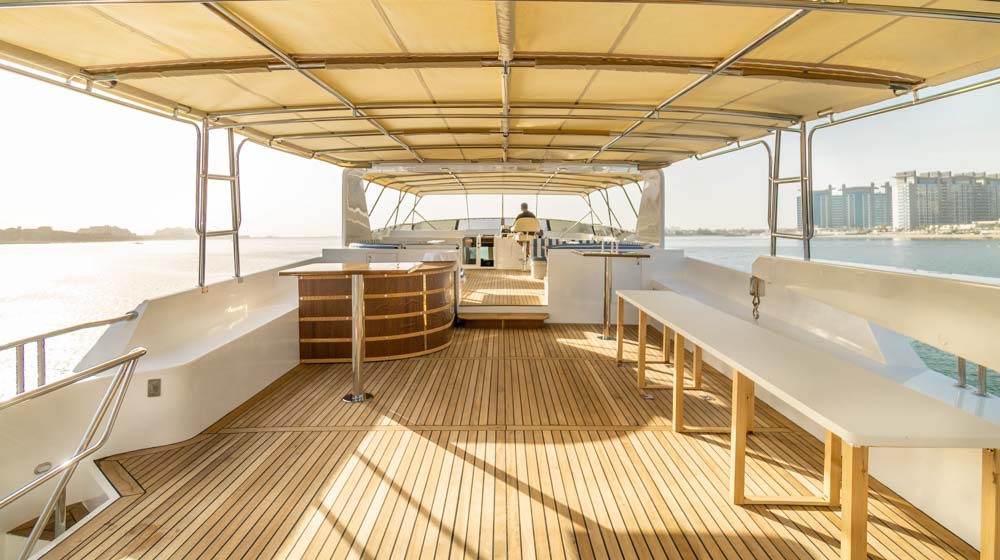 16770491916-yacht-top-deck-bar